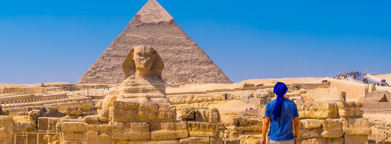 A-wonderful-picture-of-tourists-at-the-pyramids Egypt Travel Tips from Locals